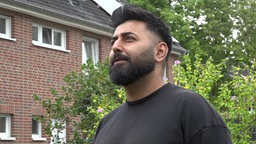 Besitzer des Hornissennestes Ravat Chada mit dem Blick nach oben gerichtet