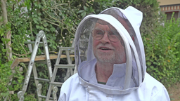 Imker Ralf Schmidt in Imkerausrüstung 
