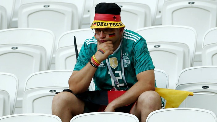 Fan mit Deutschlandhut auf der Tribüne enttäuscht nach Spielende FIFA WM 2018