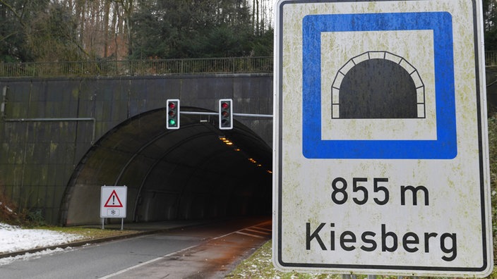 Der Kiesbergtunneleingang mit einem Schild daneben mit der Aufschrift "855m Kiesberg"