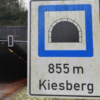 Der Kiesbergtunneleingang mit einem Schild daneben mit der Aufschrift "855m Kiesberg"