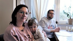 Nadine Pischke mit ihrem Kind in den Armen
