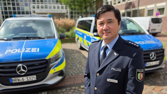 Polizeisprecher Kay Becker steht vor dem Dortmunder Polizeipräsidium