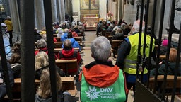 Menschen in der Kirche zur Andacht