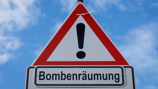 Der Schriftzug "Kampfmittelbeseitigung" auf einer dunklen Arbeitskleidung