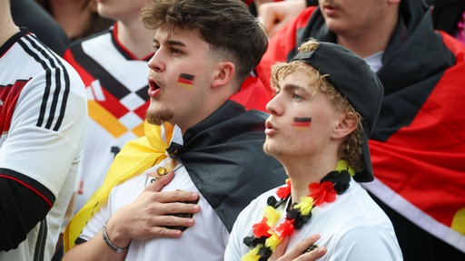 Deutsche Fans singen die Nationalymne