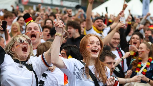 Fans beim Public Viewing in Herten am 14.06.2026