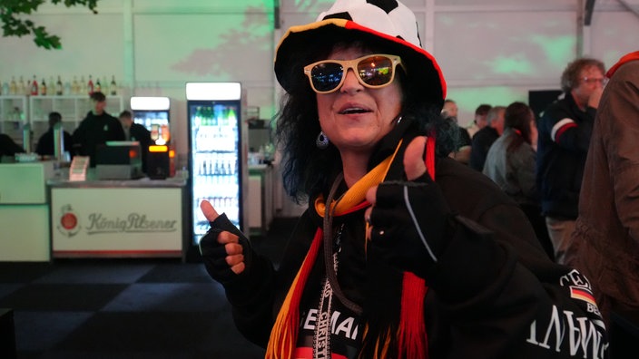 Deutschland-Fan Elke mit Fußballhut und anderen Fanutensilien