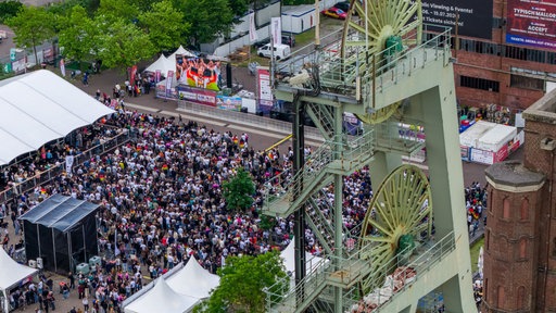 Fans beim Public Viewing auf der Zeche Ewald