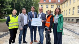 Gruppe steht vor Rathaus in Datteln