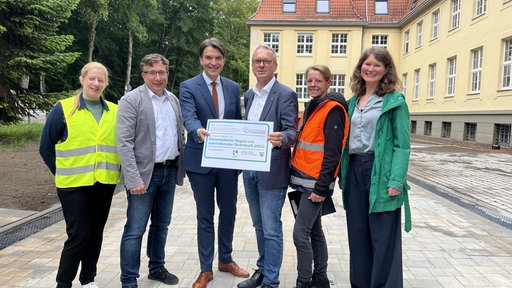 Gruppe steht vor Rathaus in Datteln