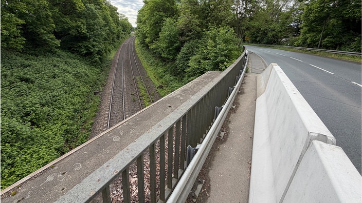 Eine Betonleitwand versperrt den Bürgersteig.