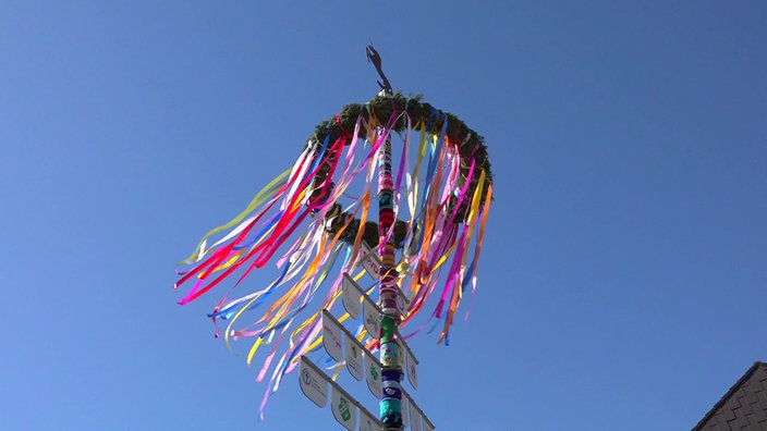 Der stehende, bunt umhäkelte Maibaum in Kamen.
