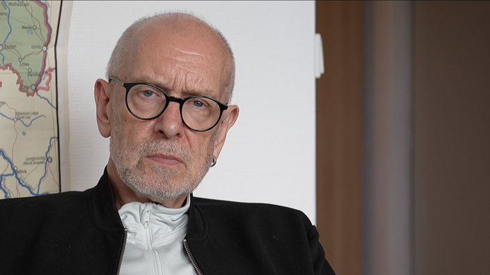 Der forensische Sachverständige Bernd Roggenwallner im Interview in seiner Praxis