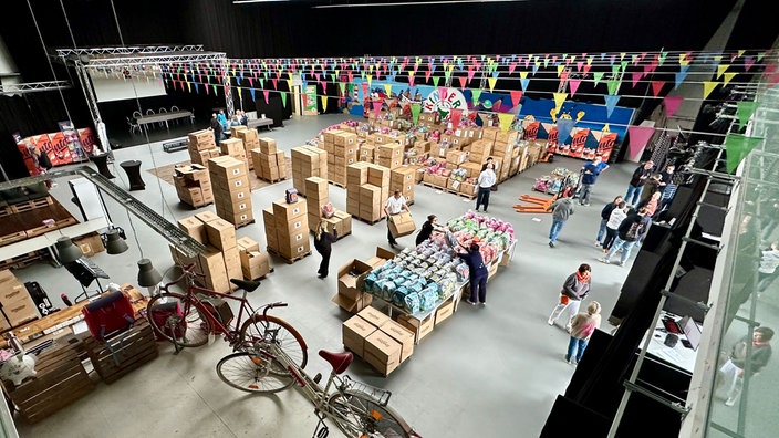 Eine Lagerhalle mit vielen Paketen.
