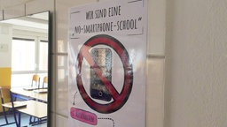 Ausdruck in Folie, durchgestrichenes Smartphone mit der Aufschrift "Wir sind eine No-Smartphone-Schule"