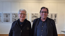 Thomas Strenge und Jürgen stehen vor den Fotos in der Ausstellung.