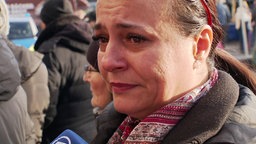 Kundin der Sparkasse mit Tränen in den Augen