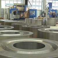große runde Stahlerzeugnisse in einer Produktionshalle