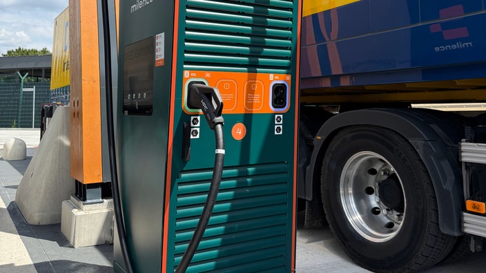 Ein LKW lädt an einer elektrischen Ladesäule