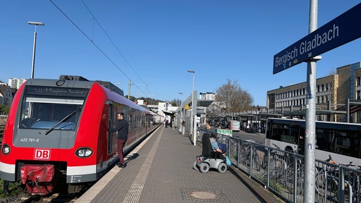 Ein Zug der Deutschen Bahn an der Haltestelle Bergisch Gladbach