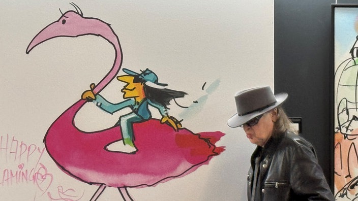 Udo Lindenberg vor einem Werk.