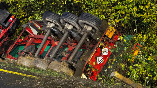roter LWK mit Dach im Graben liegend 