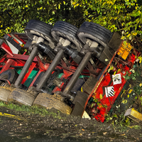 roter LWK mit Dach im Graben liegend 