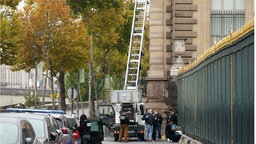 Auf dem Foto ist der Möbelaufzug, mit dem Juwelen aus dem Louvre geraubt wurden: Eine Art Leiter, auf der Zugseile eine Gondel bewegen können.