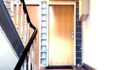 Eine Treppe führt zu zwei Haustüren