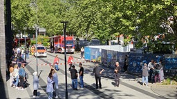 Das Bild zeigt die Absperrung und die Menschen beim Großeinsatz in Gevelsberger Supermarkt