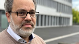 Michael Wessels vor dem Gebäude der Hochschule Bochum