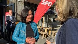 Nadia Khalaf, Oberbürgermeisterkandidatin der SPD für Mülheim an der Ruhr, im Gespräch mit einer Frau