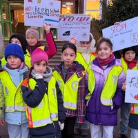 Eine Gruppe Schüler und Schülerinnen hält Plakate in der Hand 