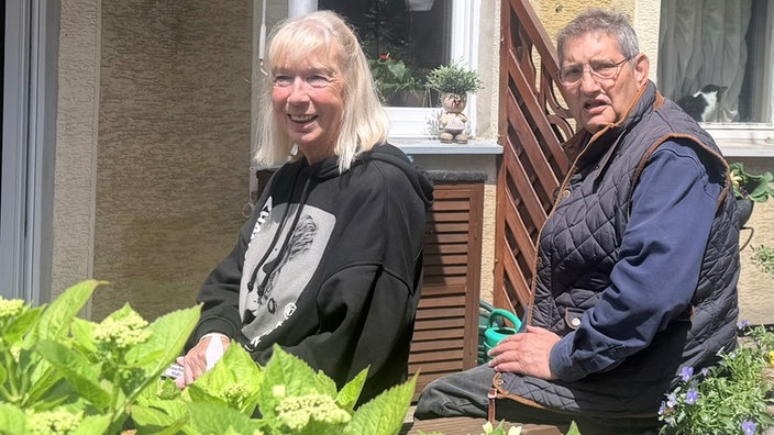 Zwei Personen im Garten