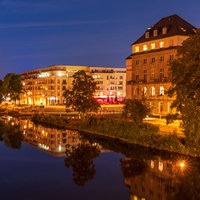 Blick auf die Ruhr und die Promenade in Mülheim an der Ruhr bei Nacht.