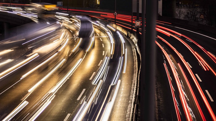 Eine Autobahn bei Nacht