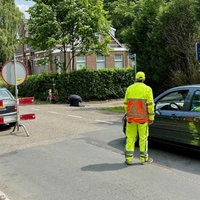 Eine Person kontrolliert einen Autofahrer an der niederländischen Grenze