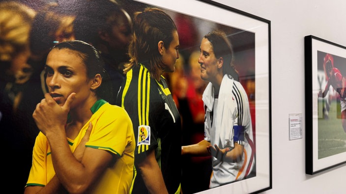 Ein Foto von Anja Niedringhaus in der Ludwiggalerie in Oberhausen zeigt die deutschen Fußballnationalspielerinnen Nadine Angerer und Birgit Prinz bei der WM in China 2002 