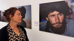 Gide Niedringhaus betrachtet ein Foto, das ihre verstorbene Schwester Anja Niedringhaus in Afghanistan gemacht hat
