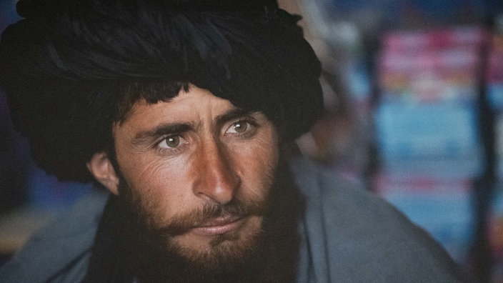 Porträt eines Mannes mit Bart und Kopfbedeckung auf einem Markt in Afghanistan
