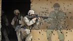 US-Marines trainieren neben dem Wandbild eines irakischen Soldaten außerhalb Falludschas, Nov. 2004