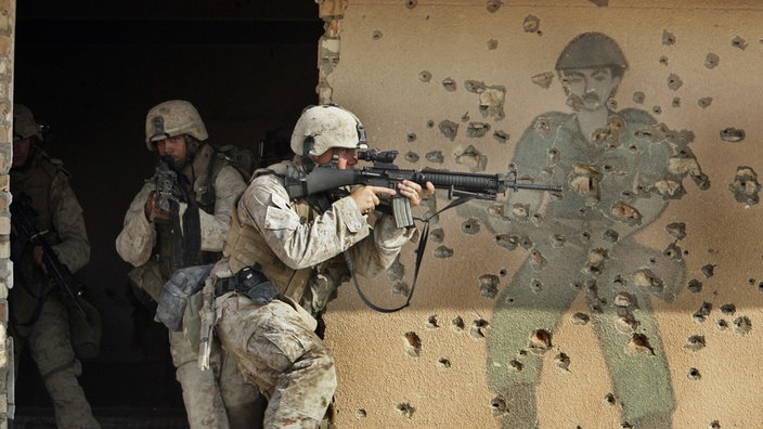 US-Marines trainieren neben dem Wandbild eines irakischen Soldaten außerhalb Falludschas, Nov. 2004