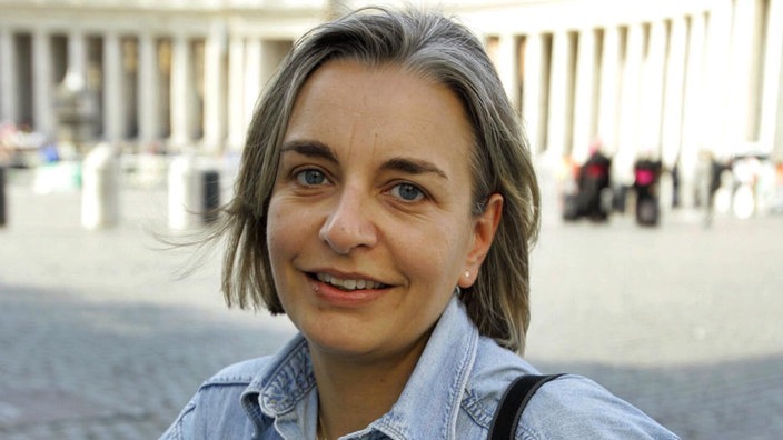 Kriegsfotografin Anja Niedringhaus lächelt in die Kamera