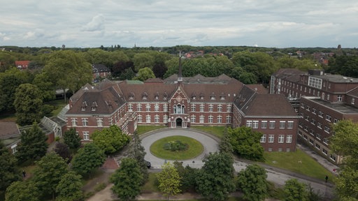 der historische Backsteinbau des Johanniter-Krankenhauses Oberhausen aus der Vogelperspektive
