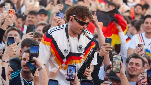 Saxophonist André Schnura spielt beim Public Viewing