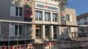Das Theater Oberhausen mit roten Absperrgittern davor