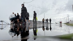 Viele Menschen laufen durch den Regen auf dem Parookaville-Festival.