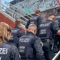 Eine uniformierte Gruppe von Polizeibeamten geht eine Treppe hoch.