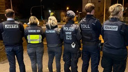 Das Bild zeigt die verschiedene Beamtinnen und Beamte der Einsatzkräfte von Ordnungsamt, Zoll, Polizei, Fahndung, Vollstreckung und Justiz